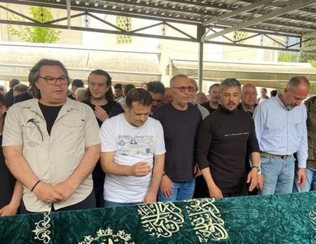 Emre Altuğ babasını son yolculuğuna uğurladı!