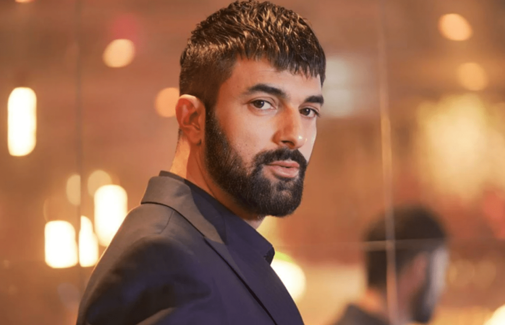 Engin Akyürek kalemiyle de büyülüyor!