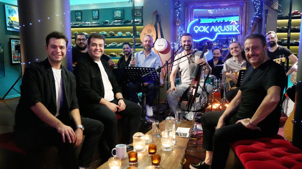 Ercan Saatçi’nin ünlü isimleri ağırladığı programı “Çok Akustik” bu akşam başlıyor!