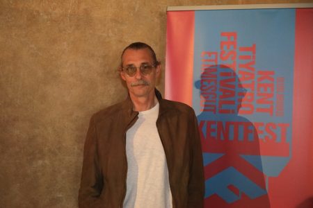 Erdal Beşikçioğlu: “Tiyatro siyasetten ayrı düşünülemez”