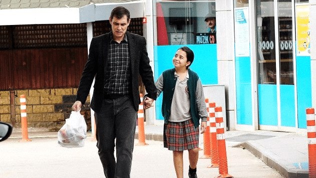Erdal Beşikçioğlu’nun yeni dizisi Çocukluk final yapıyor! Erdal Beşikçioğlu'nun yeni dizisi Çocukluk final yapıyor!