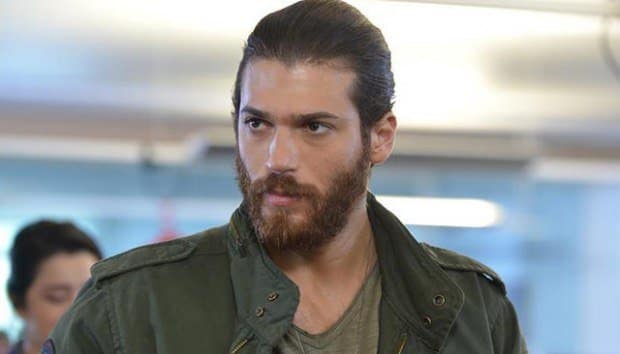 Erkenci Kuş Can'ın okuduğu kitap hangisi?