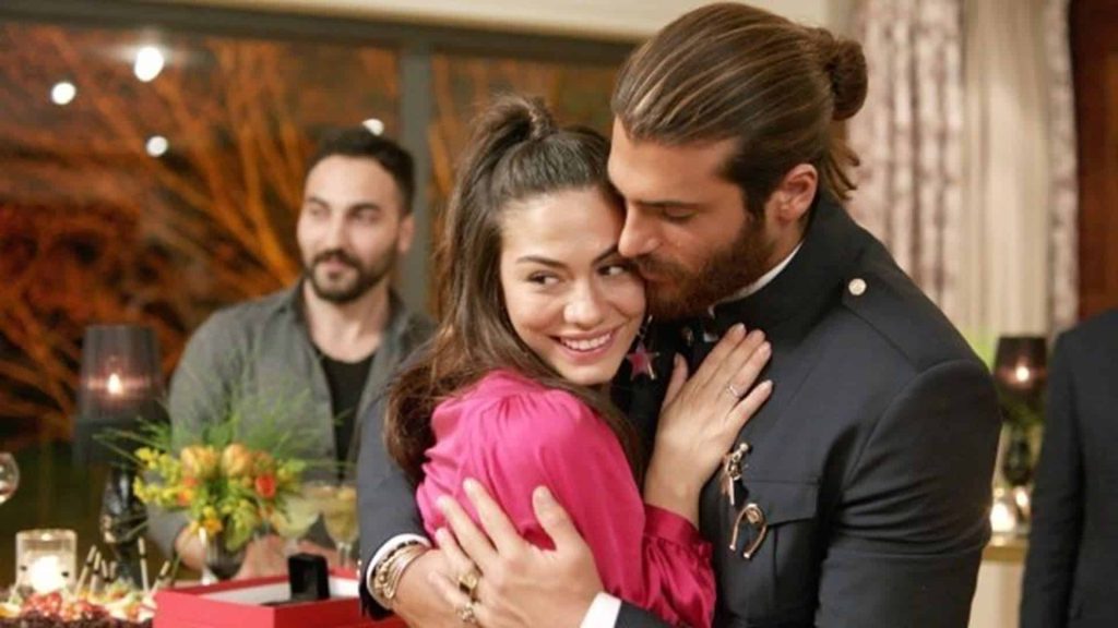 Erkenci Kuş'un yıldızları Can Yaman ve Demet Özdemir birbirlerine ödül verdi!