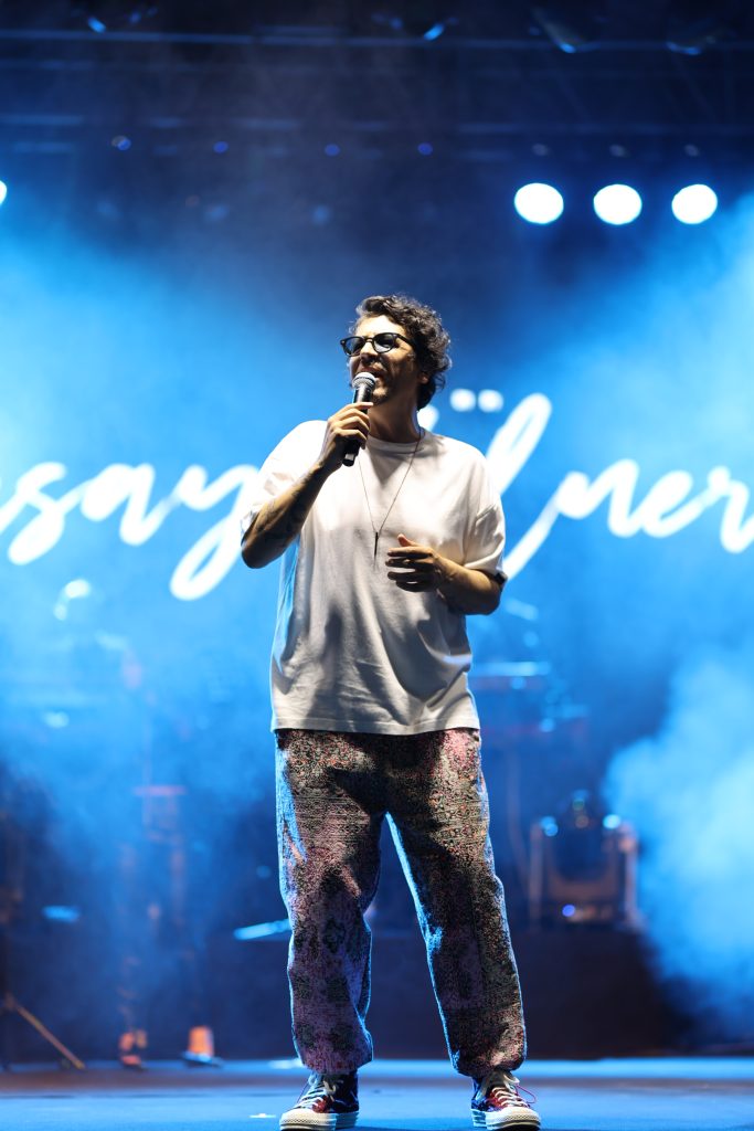 Ersay Üner memleketinde konser verdi