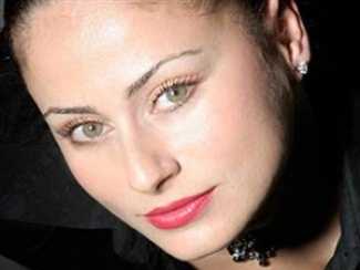 Esra Akkaya geri döndü