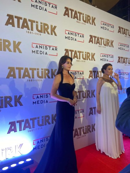 Esra Bilgiç “ Atatürk ” filminin galasında güzelliğiyle büyüledi!