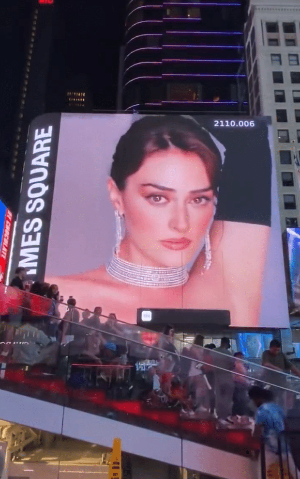 Esra Bilgiç'e ABD'de doğum günü sürprizi!
