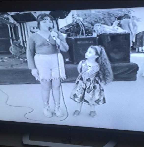 Ezgi Mola çocukluk videosunu paylaştı