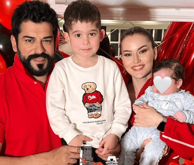 Fahriye Evcen oğlunun yüzünü ilk kez gösterdi