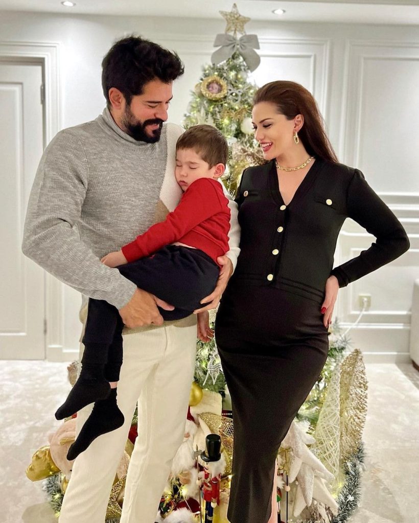 Fahriye Evcen ve Burak Özçivit çifti ikinci bebekleriyle görüntülendi!