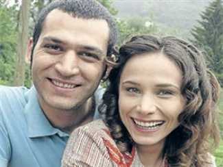 Fırtına dizisindeki öpüşme büyük aşka dönüşmüş!