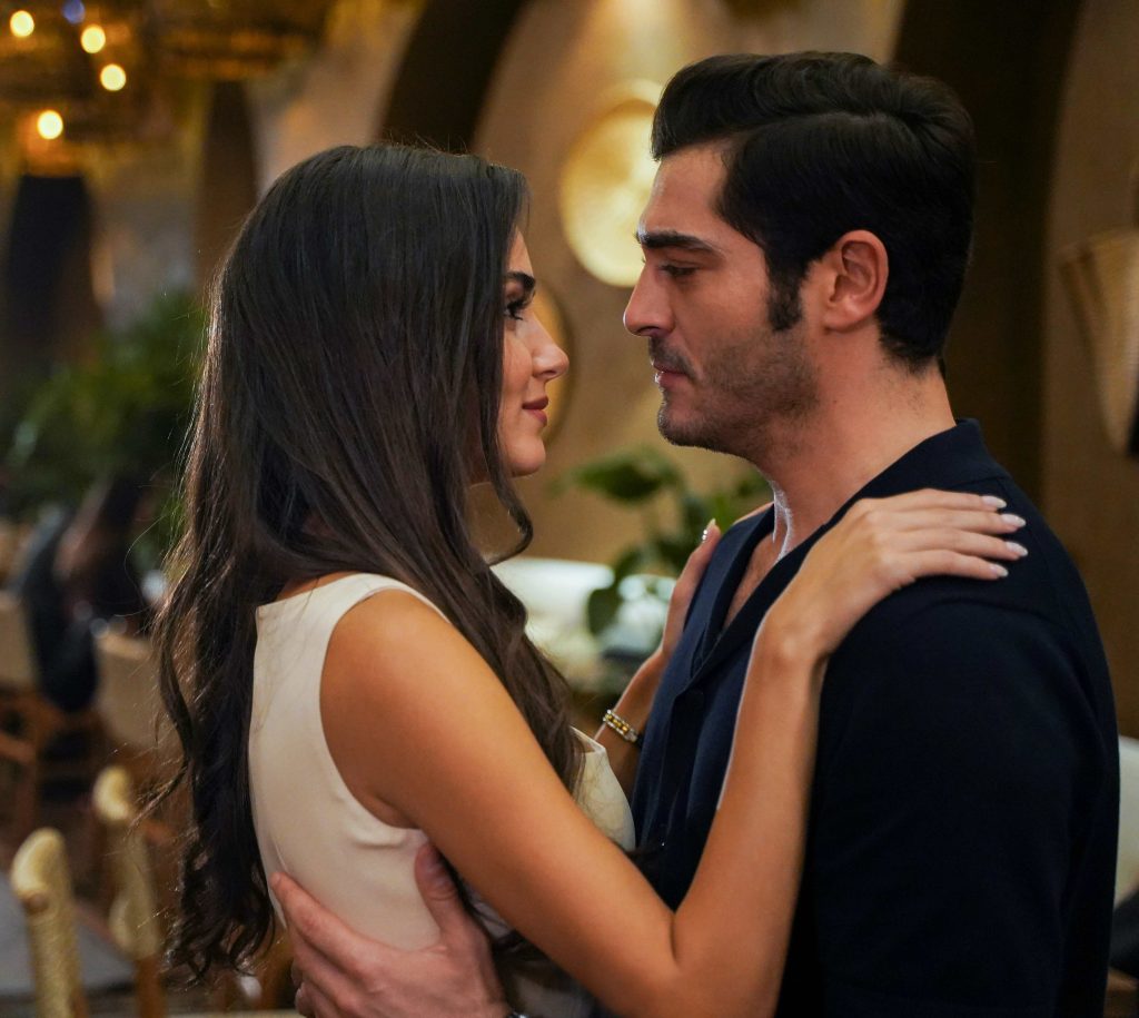 FOX’un merakla beklenen dizisi "Bambaşka Biri"nin yeni tanıtımı yayınlandı!