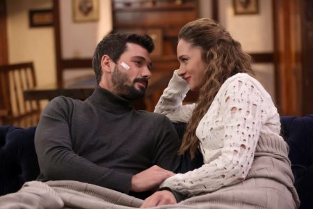 Fox'un sevilen dizisi Hudutsuz Sevda’ya birbirinden başarılı iki isim dahil oldu!