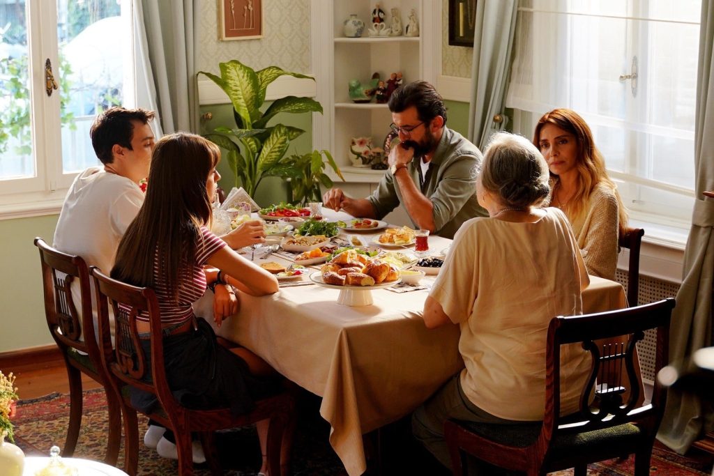 FOX’un yeni dizisi Darmaduman’dan ilk tanıtım geldi!