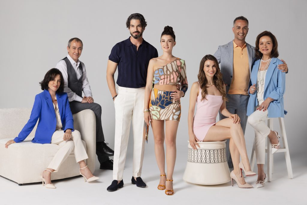 Fox'un yeni dizisi "Ruhun Duymaz"ın ekibinden yayın gününe özel kareler!