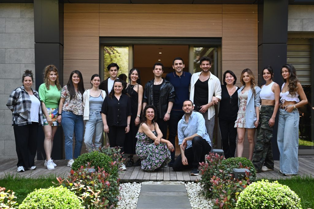 FOX’un yeni dizisi “Yaz Şarkısı”nın cast çalışmaları tamam! Dizi ne zaman yayınlanacak?