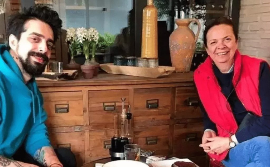 Gitarist Can Tunaboylu’nun annesi Ayşe Tunaboylu: ‘Benim oğlum asla böyle bir şey yapmaz’ Gitarist Can Tunaboylu'nun annesi Ayşe Tunaboylu: 'Benim oğlum asla böyle bir şey yapmaz'