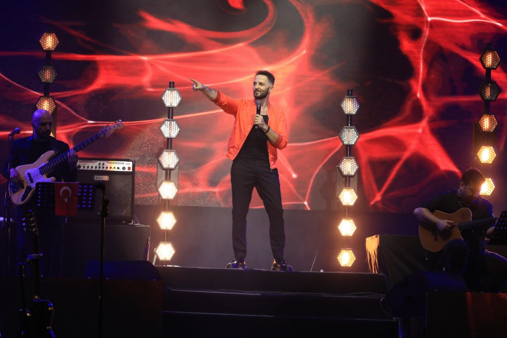 Gökhan Özen'den Cumhuriyet'e özel sahne!