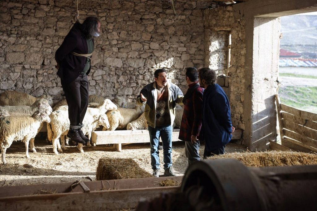 Gönül Dağı 126. Bölümde Amcaoğulları yine kasabalının imdadına yetişti ve hırsızları yakaladı!