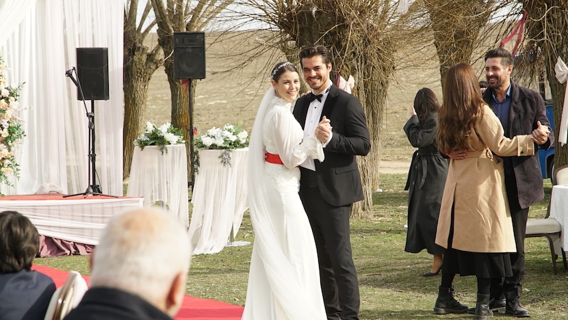 Gönül Dağı 130. Bölümde tüm dertler geride kaldı! Selma ve Taner sonunda evlendi!