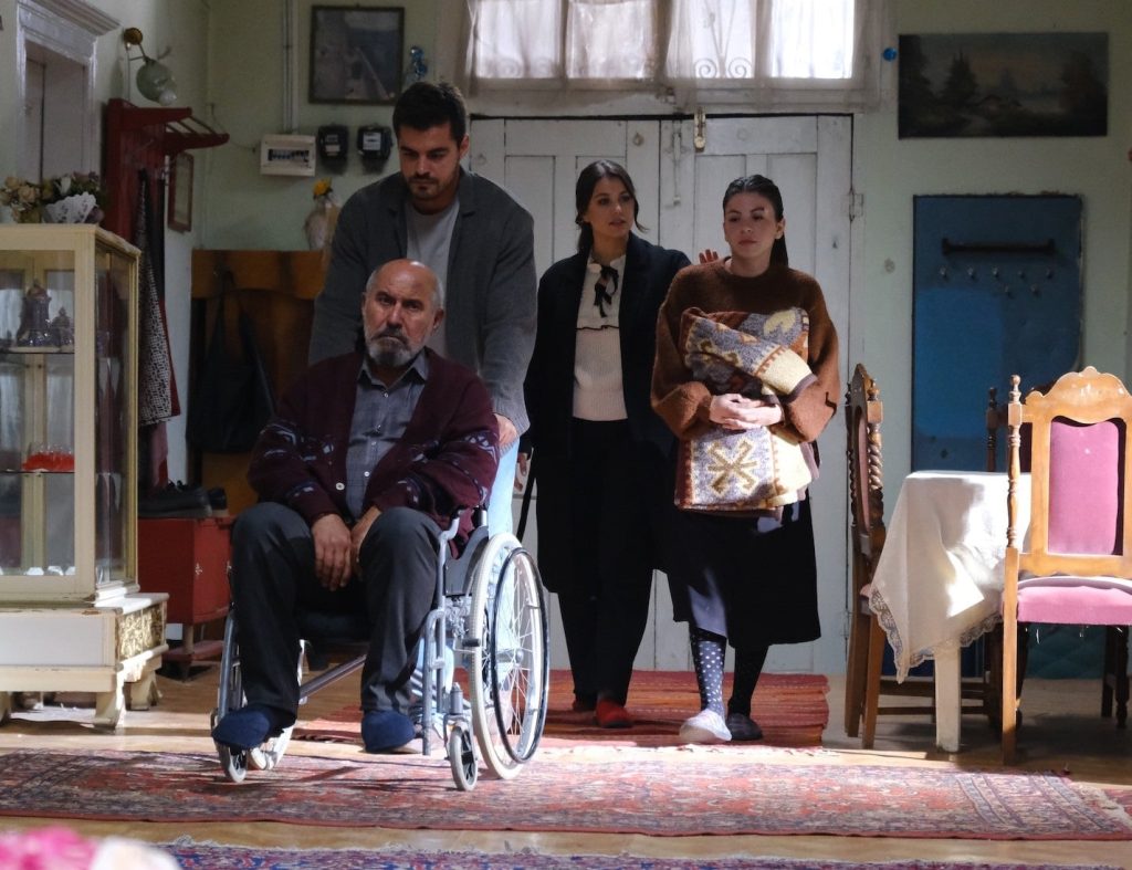 Gönül Dağı 149. Bölümde Taner kardeşini ve babasını eve getirdi! Veysel abisini bırakmadı!