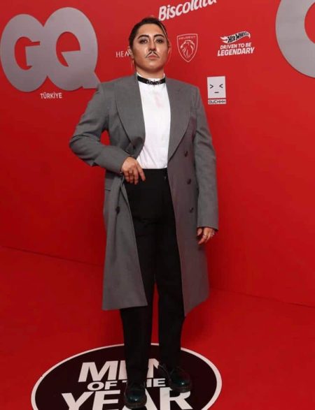 ''GQ Men of the Year'' gecesine erkek kılığında katılan Kalben'den anlamlı mesaj!