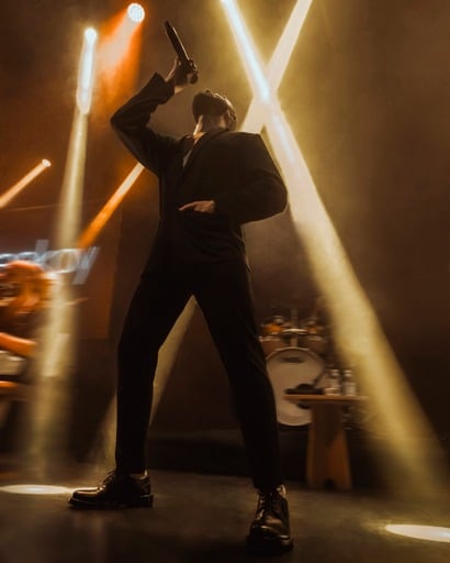 Güçlü ses ve enerji ile Berkay'dan sahne performans!