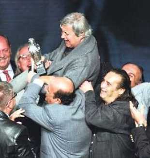 Güdük Necmi omuzlarda