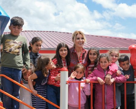 Gülben Ergen afet bölgesindeki çocuklara umut oldu!