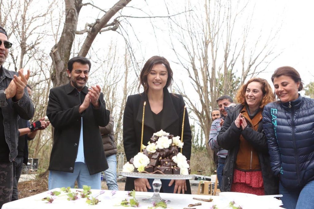 Gülperi'nin yıldızı Nurgül Yeşilçay'a sette doğum günü sürprizi!