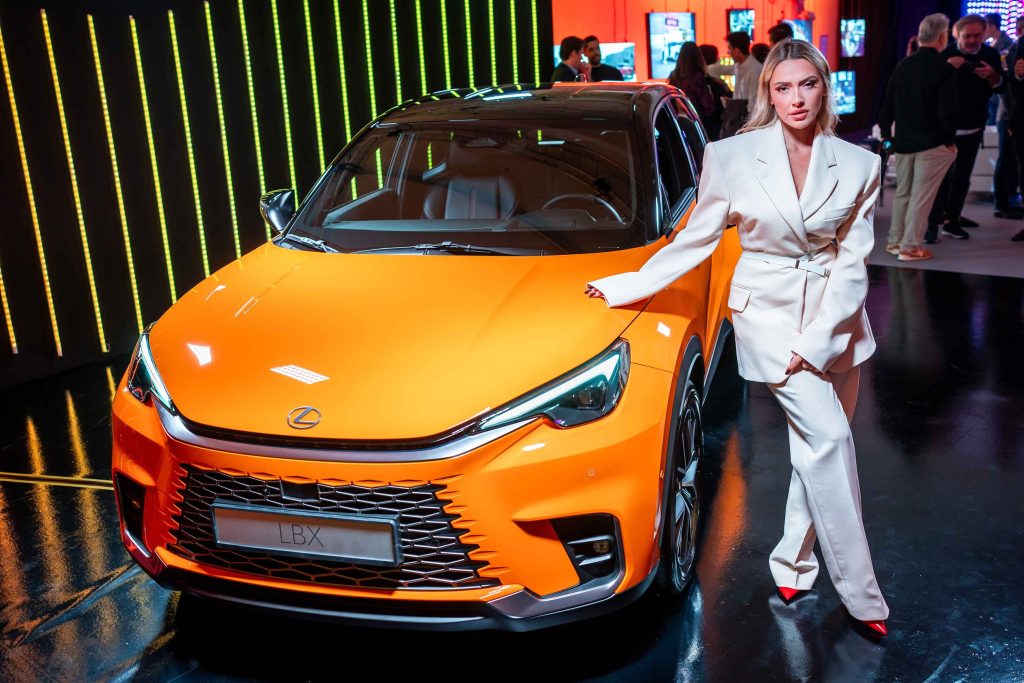 Hadise Londra’da Lexus’un sanatsal otoparkında LBX Cool ile tanıştı!