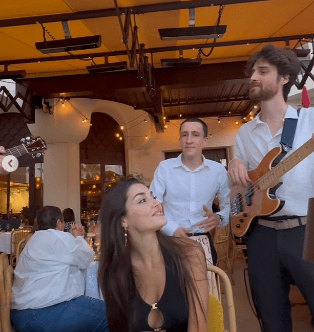 Hakan Sabancı sevgilisi Hande Erçel'e serenat yaptırdı!