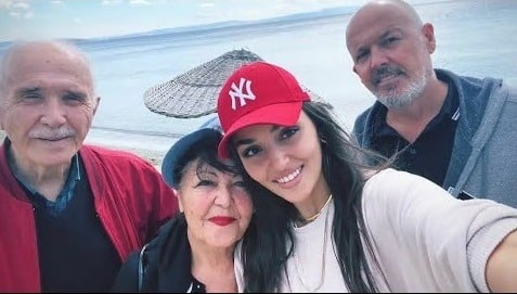 Hande Erçel dedesinin ölümüyle yıkıldı!