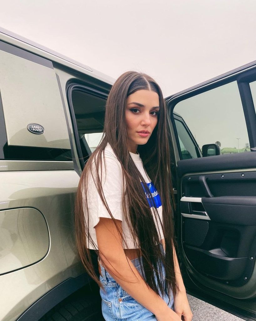 Hande Erçel İki Yabancı dizisiyle ekrana dönüyor! Hangi yakışıklı oyuncuyla yeniden partner oluyor?