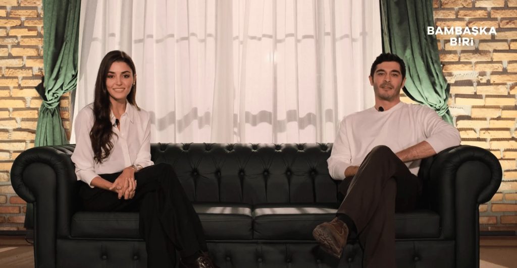 Hande Erçel ve Burak Deniz 8 dilde soruları yanıtladı Hande Erçel ve Burak Deniz 8 dilde soruları yanıtladı