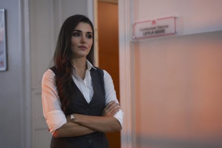 Hande Erçel ve Burak Deniz "Bambaşka Biri"nde izleyicinin karşısına çok cesur rollerle çıkacak!