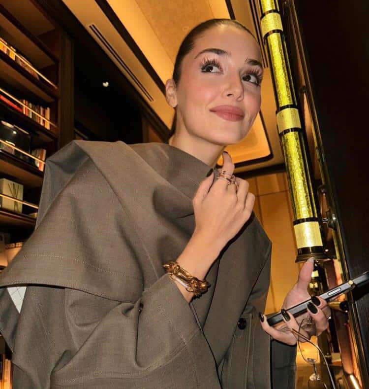 Hande Erçel'den merhum annesine duygusal mesaj: 'Seni çok özledim annem'