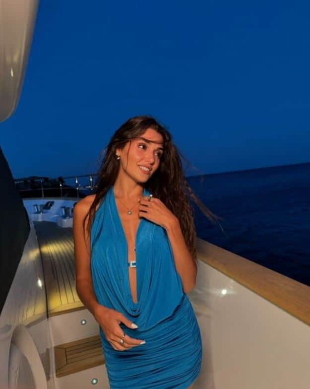 Hande Erçel'den Mikonos pozları!
