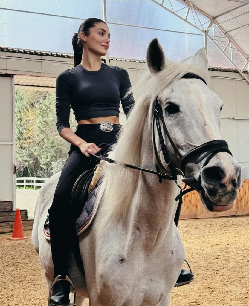 Hande Erçel'in at bindiği anlara beğeni yağdı