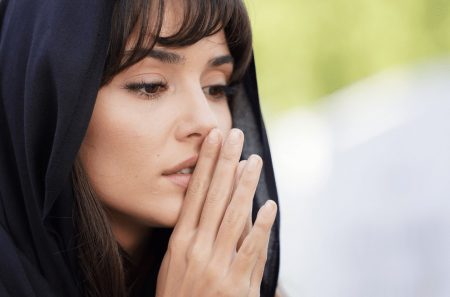 Hande Erçel'in başrolde olduğu Azize dizisinden ilk kareler geldi!