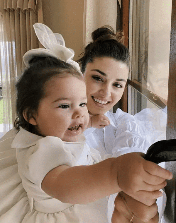 Hande Erçel'in yeğeninden güzel haber!