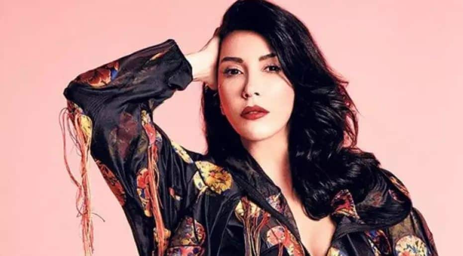 Hande Yener sahiplendiği köpeği ziyaret etti