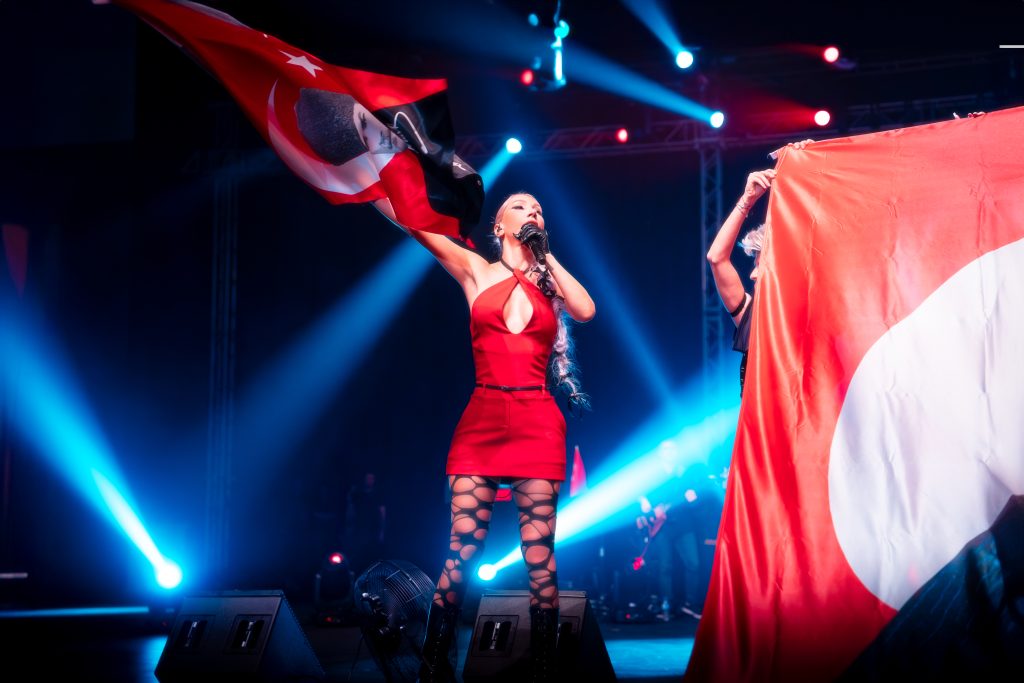 Hande Yener'den çifte kutlama!