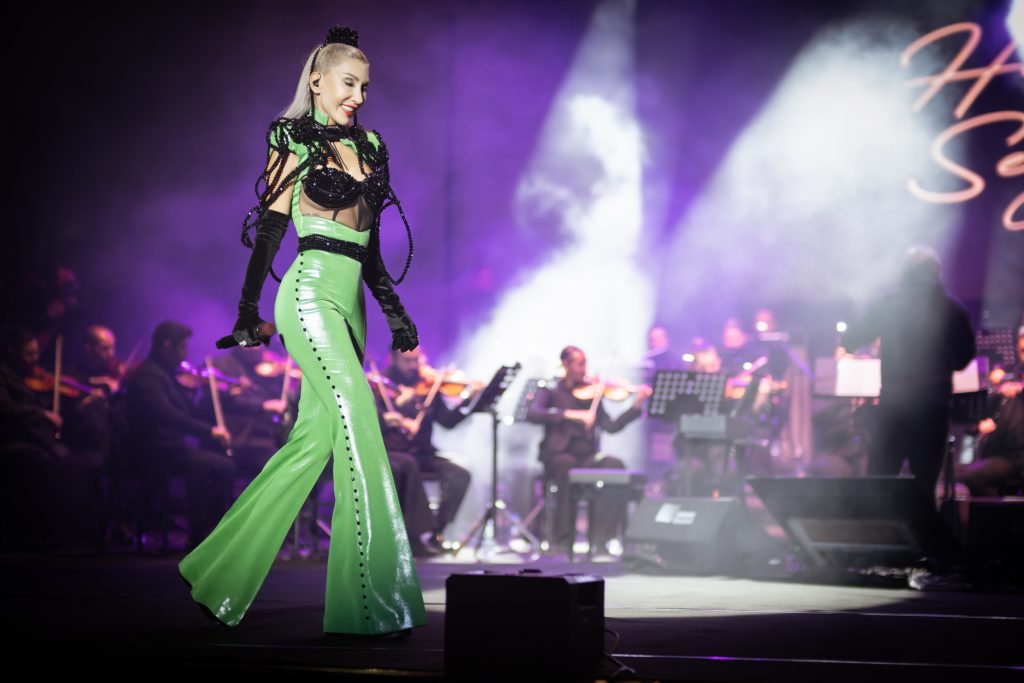 Hande Yener'den  'Minik serçe' performansı!