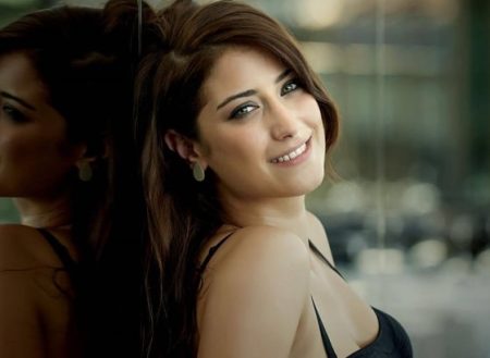 Hazal Kaya Menajerimi Ara dizisine konuk oluyor!