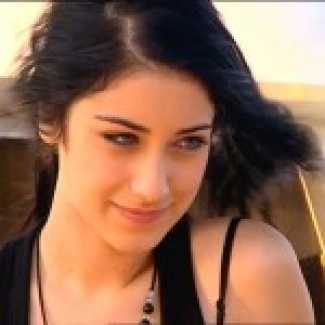 Hazal Kaya sevgilisiyle sarmaş dolaş