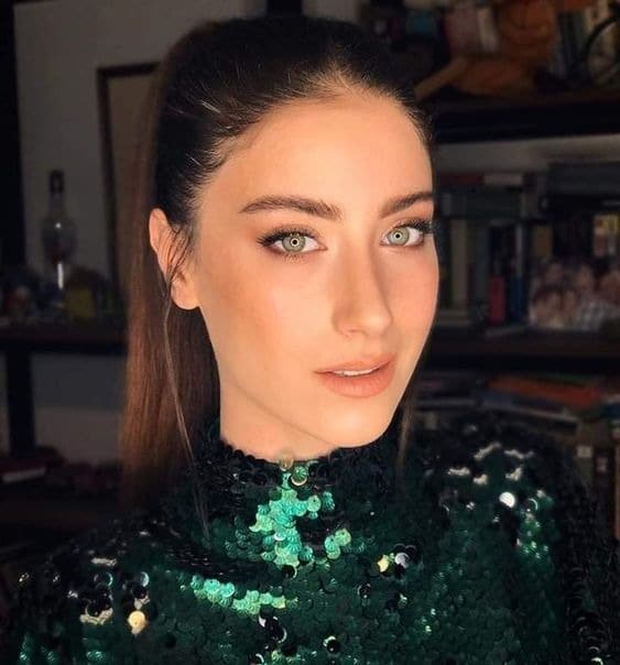 Hazal Kaya: "Zor olan eğilip bükülmek olurdu"