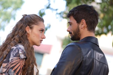 Hudutsuz Sevda 1. bölümüyle bu akşam Fox'ta başlıyor! Hudutsuz Sevda oyuncuları kimler? Kim