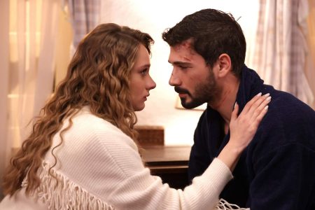Hudutsuz Sevda 14. Bölümde Halil İbrahim ve Zeynep yakınlaştı! Mutlu başlayan düğün kanlı bitti!