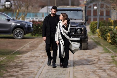 Hudutsuz Sevda 20. Bölümde Halill İbrahim'in evine saldırı düzenlendi! Sırtından vurulan Oğuz ölecek mi?